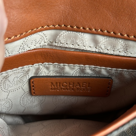 Michael Kors small crossbody signature bag in brown with gold tone hardware EUC - Picture 10 of 12